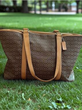 Luxury Women’s Coach bag with beautiful all over design